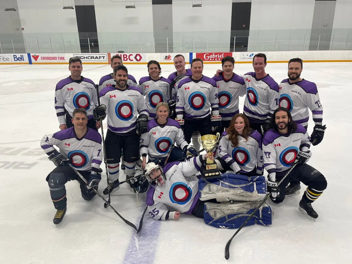 Group photo of the winning hockey team, Gowling WLG.